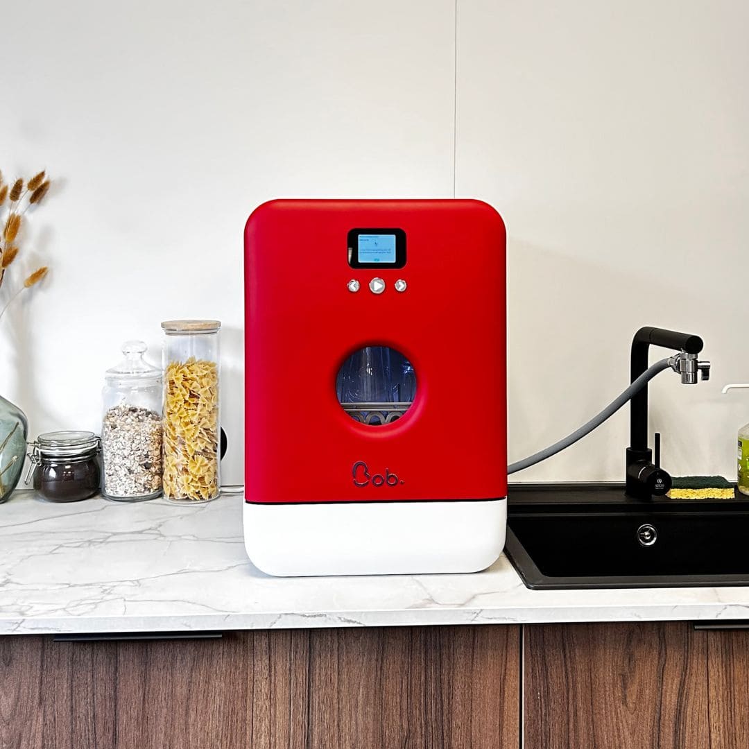 Daan Tech Bob Matte Edition — Matt cherry red door / white body · Bild 1 av 3